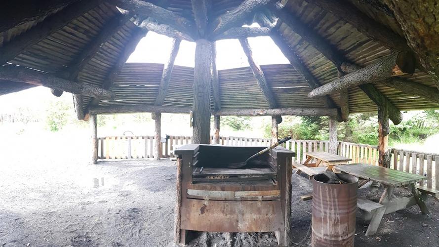 Kolagrill í grillskýlinu í Frístundagarðinum við Gufunes.