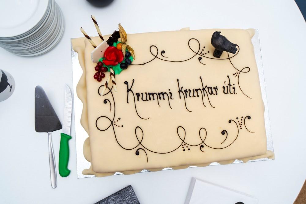 Terta með áletrnuninni Krummi krunkar úti.