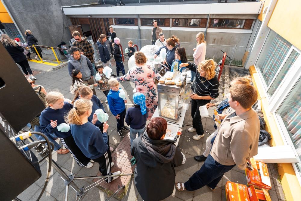Candyfloss og popp voru á boðstólnum fyrir gesti.