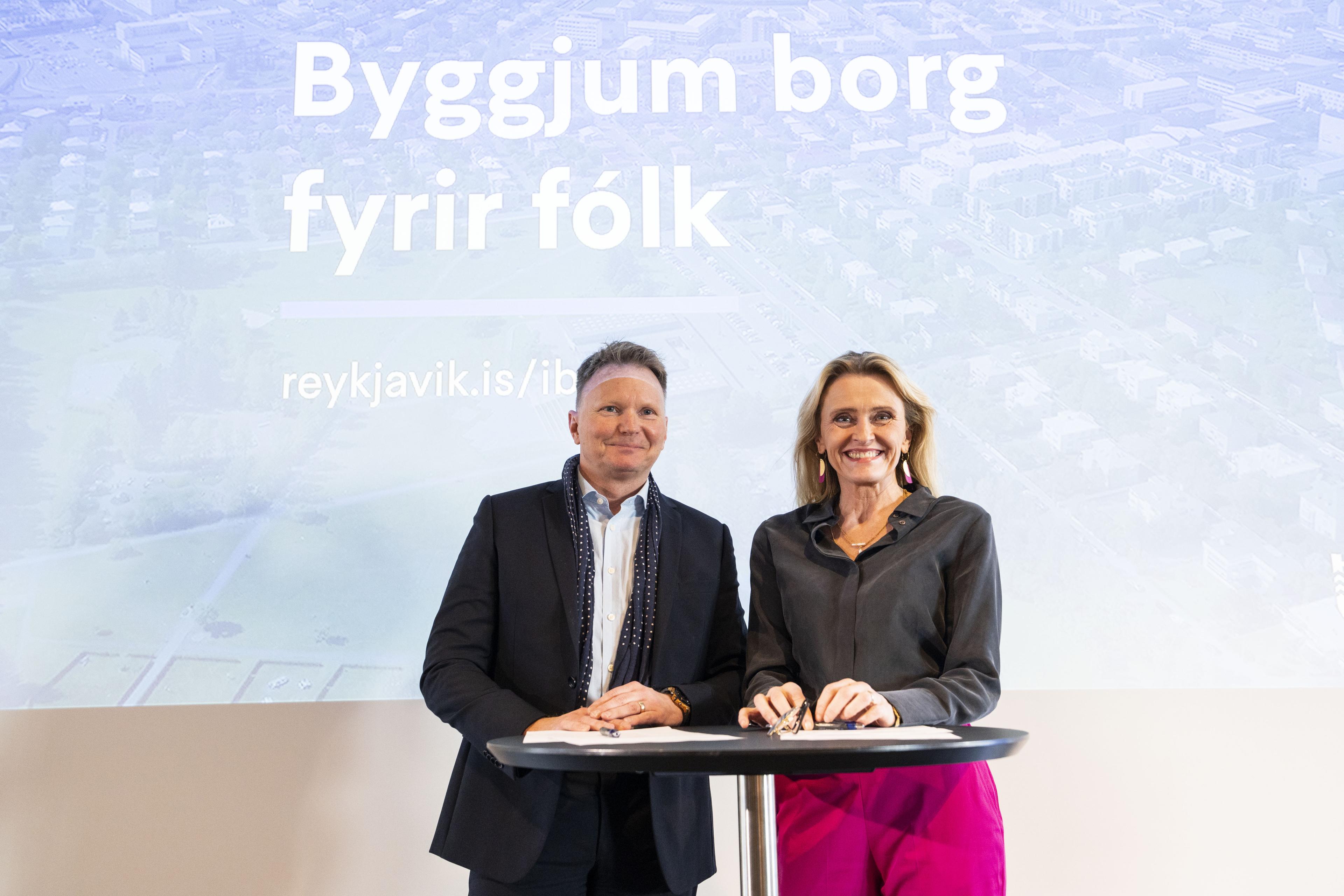 Guðni Aðalsteinsson, CEO of Reitir, and Heiða Björg Hilmisdóttir, mayor, at the mayor's open informational meeting about housing issues in the city.