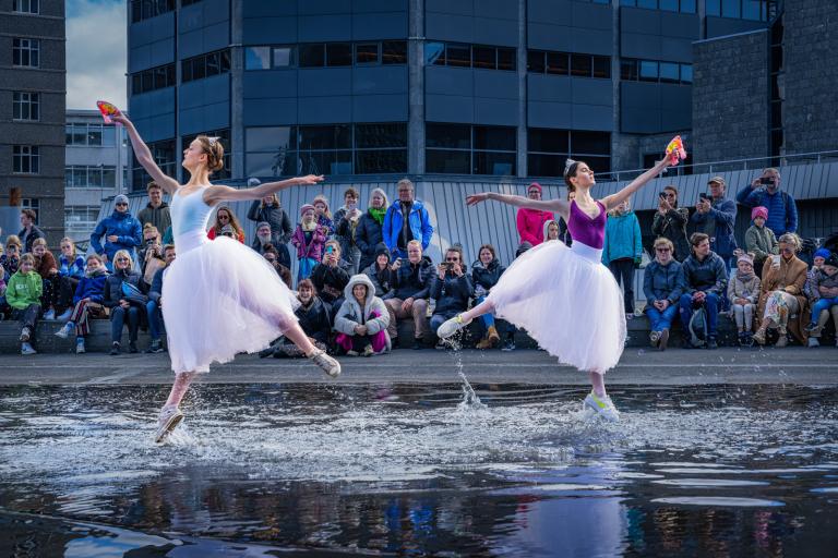 Tvær ballerínur dansa í vatni fyrir utan Hörpu á menningarnótt