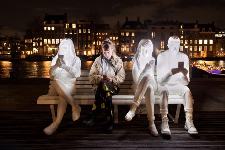Verkið Absorbed By Light þátttöku verk sem hefur slegið í gegn á Ljósahátíð í Amsterdam
