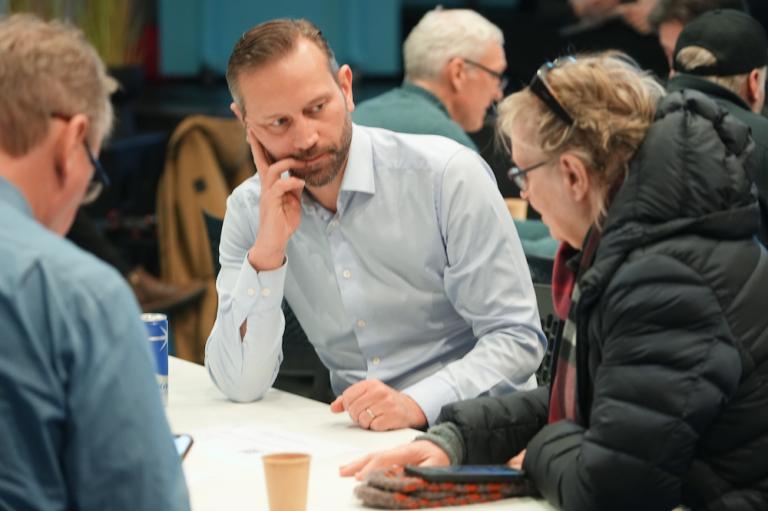 Einar Þorsteinsson hlustar á fólk á fundi