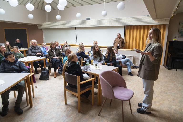 Jóna, verkefnastjóri á Vesturmiðstöð, talar við börnin fyrir frumsýningu