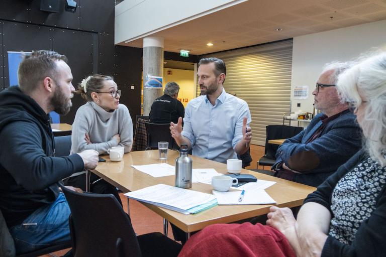 Einar Þorsteinsson borgarstjóri situr við borð með fjórum öðrum 