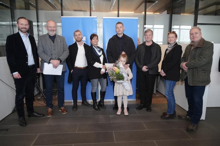 Fólk með blóm.