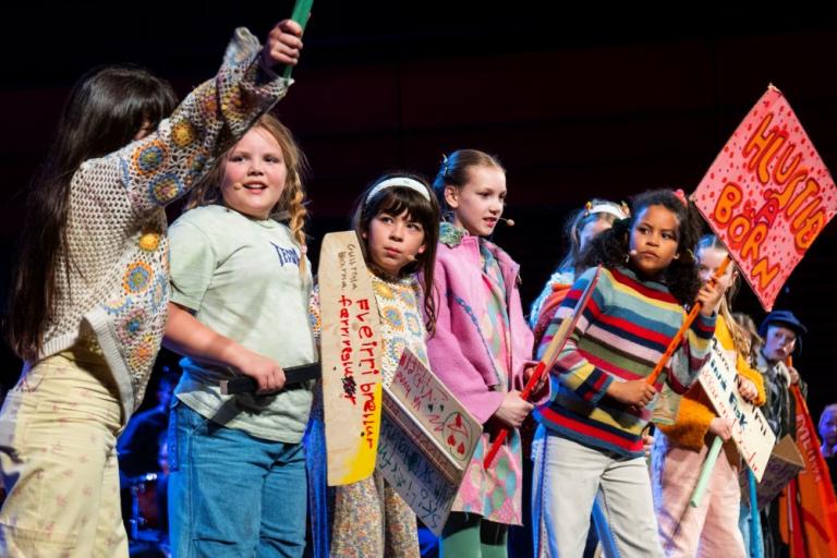 A group of children from the play "Fía Sól Never Gives Up" 