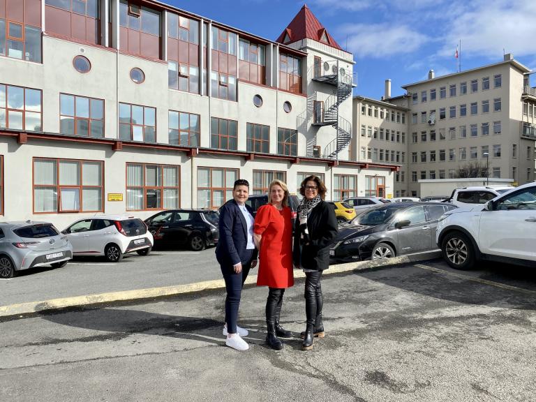 Aðalheiður Hilmarsdóttir, Gunnhildur Hekla Jóhannsdóttir og Elín Ólafsdóttir eru allar sérfræðingar í Atvinnu- og virknimiðlun. Á myndinni standa þær fyrir framan húsnæði Atvinnu- og virknimiðlunar.