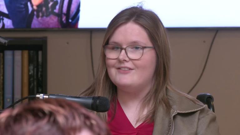 Nærmynd af Áslaugu Ýr þar sem hún talar á velferðarkaffi