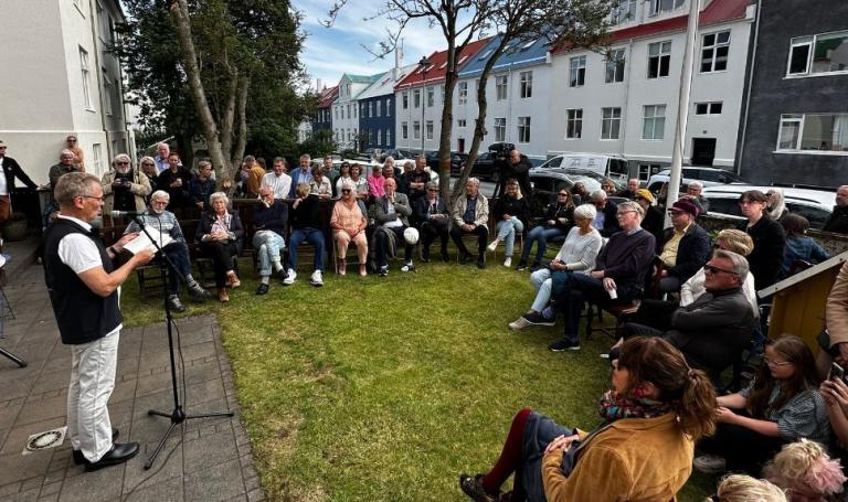 Art festival in the garden at Ásvallagata 12 for Þórarinn Eldjárn's 50th anniversary as an author