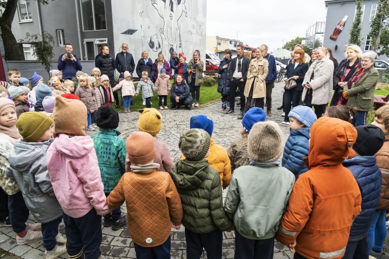 Children from Laufásborg preschool sang a song to the delight of those present