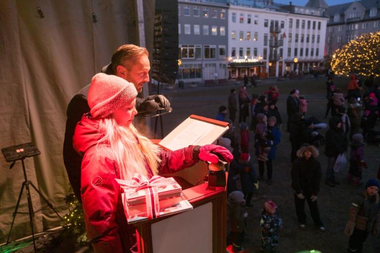 Einar Þorsteinsson borgarstjóri og norsk-íslenska stúlkan Herborg Anda aðstoðaði við tendrun ljósanna.