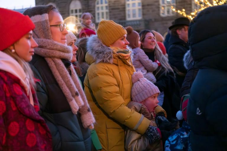 Fjöldi fólks lagði leið sína á Austurvöll til að fylgjast með tendrun ljósanna á Oslóartrénu