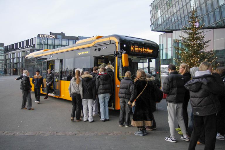 Ungmenni í röð við strætó fyrir utan Hörpu, en hann var útbúinn sem kjörstaður í tengslum við Lýðræðishátíð unga fólksins.