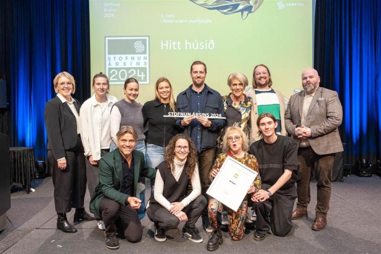 Hitt Húsið Youth Center receives its award.