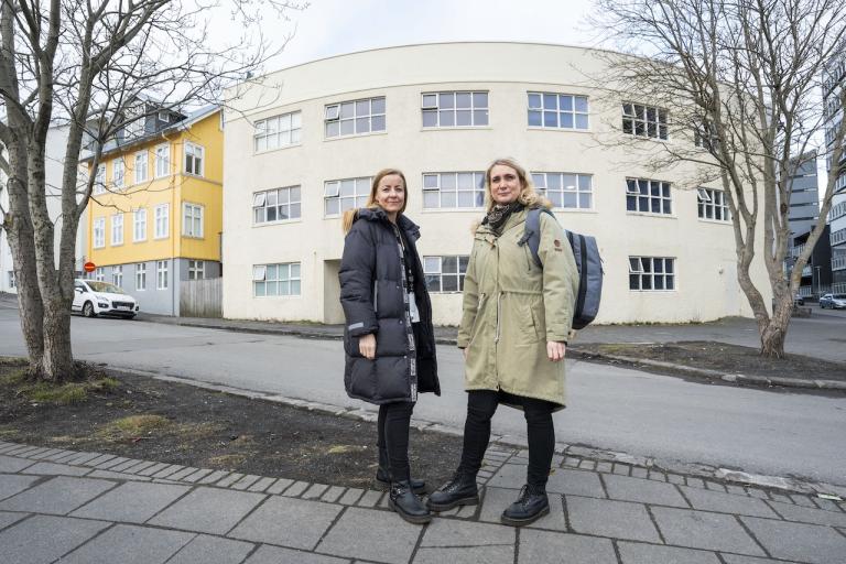 Nurses Anna Lilja Másdóttir and Arndís Vilhjálmsdóttir stand in front of the Lindargata shelter. 