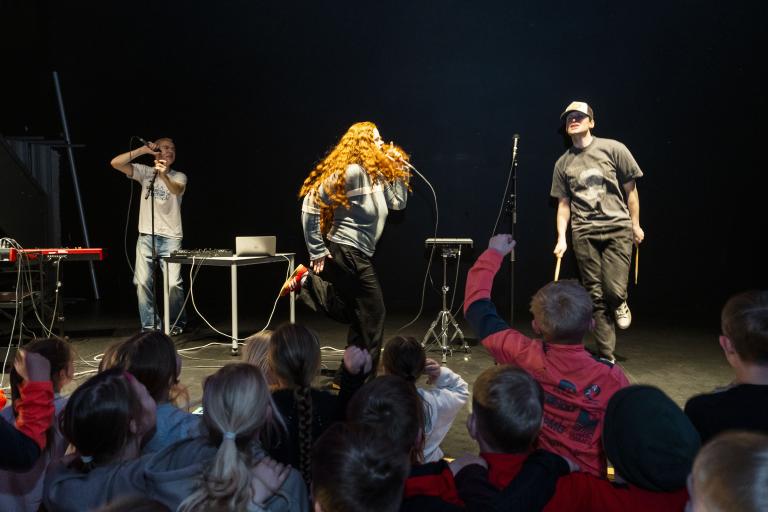 Mikið fjör á sviðinu