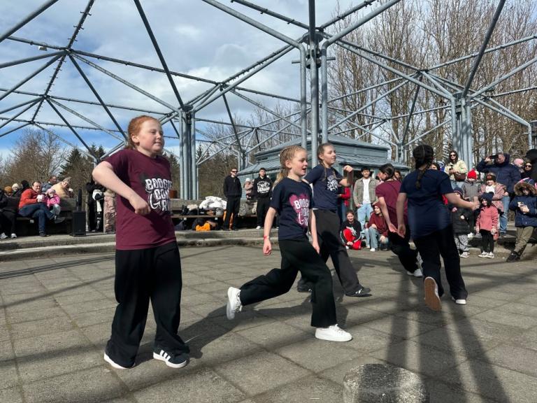 Students from Dans Brynju Pétursr delivered a spectacular dance performance at Adventure Palace.