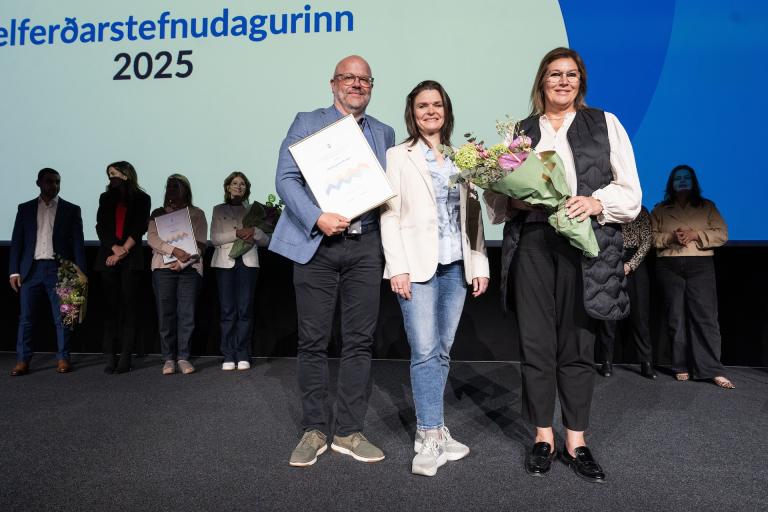 Hákon Sigursteinsson, Hulda Finnsdóttir and Katrín Þórdís Jacobsen accepted Welfare Council incentive awards for implementing the Prosperity Act in Reykjavík