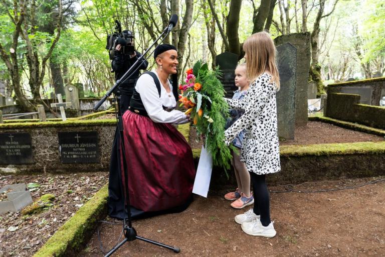 President of City Council Sanna Magdalena Mörtudóttir receives the flower wreaths.