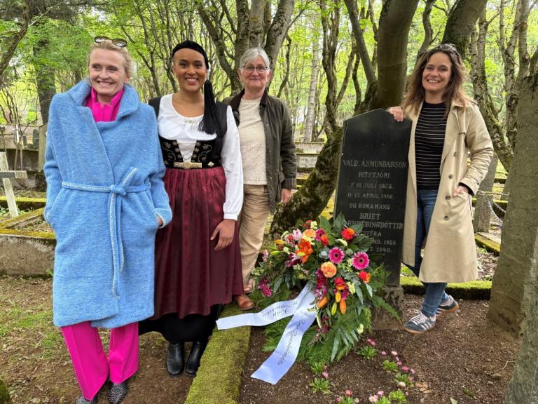 Mayor Heiða B. Hilmisdóttir, President of City Council Sanna Magdalena Mörtudóttir, Chair of the School & Recreation Council Helga Þórðardóttir and Chair of the City Executive Council Líf Magneudóttir posed at the grave of women's rights activist Bríet after the ceremony concluded.