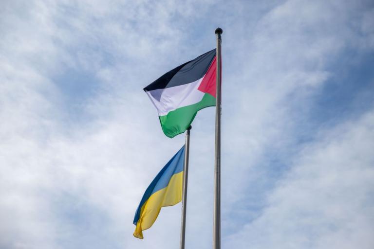 Fáni Palestínu blaktir á fánastöng við hlið fána Úkraínu