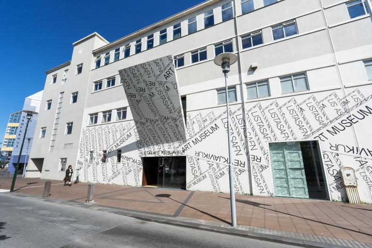 Listasafn Reykjavíkur, horft á það úti, í vesturátt. Heiður himinn.