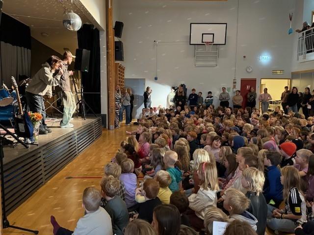 Júlí Heiðar og Dísa frumflytja lagið í Grandaskóla.
