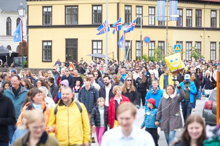 Fjöldi fólks samankominn í miðborginni í Skrúðgöngu. Skemmtidagskrár eru í boði víða um borgina.