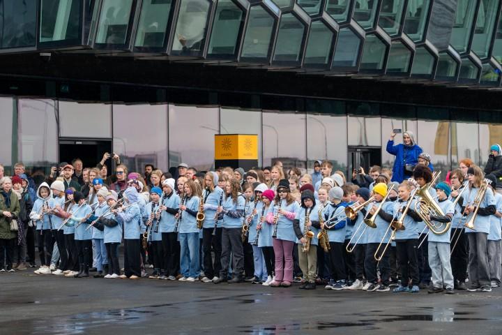 Ungmenni á öllum aldri tóku þátt og hér eru þau tilbúin til að flytja verkið á Listhátíð í Reykjavík í ár.