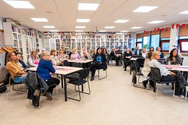 Hópur fólks situr í sal og hlustar á erindi á afmælishátíð TINNU sem fór fram í Gerðubergi. 