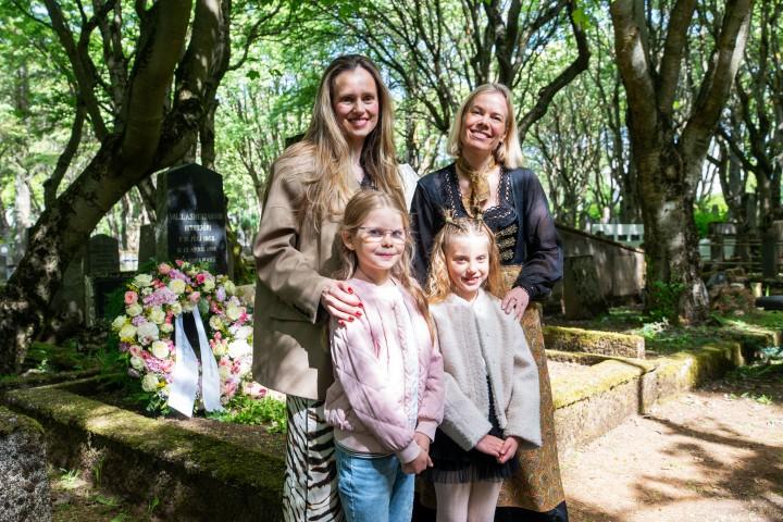 Í lok athafnar, frá vinstri: Nína Melkorka Ólafsdóttir, Hildur Björnsdóttir, borgarstjóri, Jóný Helgadóttir og Björg Magnúsdóttir, forseti borgarstjóranar.