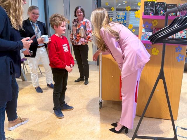 The mayor speaks with a young visitor at the library