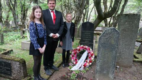 Pawel Bartoszek, forseti borgarstjórnar, Lísbet Freyja Ýmisdóttir og Linda Ýr Guðrúnardóttir við leiði Bríetar Bjarnhéðinsdóttur
