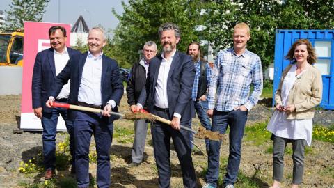 Jón Ögmundsson, Bjarni Þór Þórólfsson, Gunnlaugar Magnússon, Dagur B. Eggertsson, Hafsteinn K. Halldórsson, Avendrés Jónsson og Helga Egla Björnsdóttir þegar fyrsta skóflustungan var tekin
