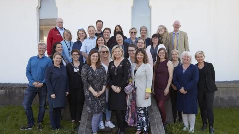 Hópurinn sem tók formlega við samningum um verkefnin sjö ásamt fulltrúa Erasmusplus