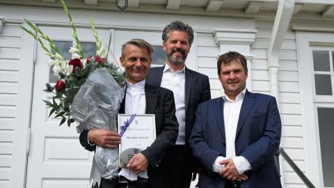 Haraldur Jónsson, Borgarlistamaður ásamt  Degi B. Eggertssyni og Pawel Bartoszek á tröppum Höfða