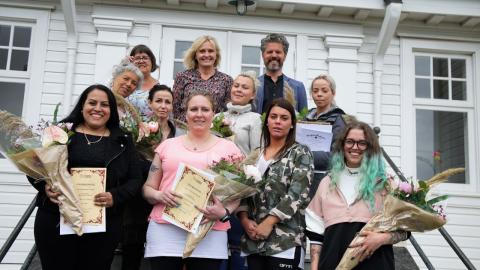 Útskriftarhópur ásamt borgarstjóra og formanni velferðarráðs á tröppum Höfða