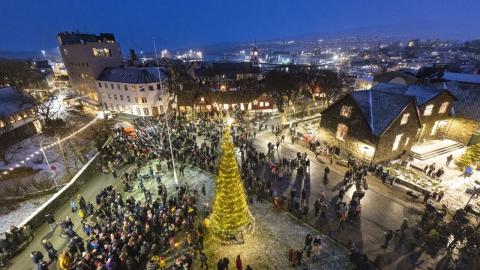 Yfirlitsmynd af Tinghúsvöllinum í Þórshöfn þegar ljósin á jólatrénu höfðu verið tendruð