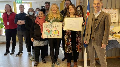 Handhafar hvatningarverðlauna í Drafnarsteini. Ólöf Sigurðardóttir teymisstjóri læsisteymis og Halldóra Guðmundsdóttir leikskólastjóri tóku við verðlaununum. 