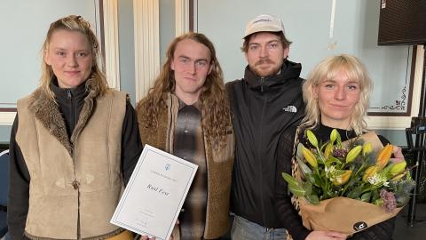 Þau tóku við styrk Rusl Fest hópsins, frá vinstri; Elsa Jónsdóttir, Björn Loki Björnsson, Narfi Þorsteinsson og Elín Margot Ármannsdóttir