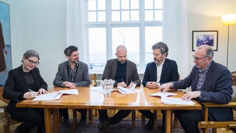 Frá undirritun samningsins við Evrópsku kvikmyndahátíðina. F.v. Sigrún Brynja Einarsdóttir, skrifstofustjóri menningar- og viðskiptaráðuneytisins sem undirritaði samninginn fyrir Lilju D. Alfreðsdóttur ráðherra, Jürgen Biesinger, framkvæmdastjóri Evrópsku kvikmyndaverðlaunanna, Matthijs Wouter Knol forstjóri Evrópsku kvikmyndaakademíunnar, Dagur B. Eggertsson, borgarstjóri og Rainer Pyls, framkvæmdastjóri Evrópsku kvikmyndaverðlaunanna.