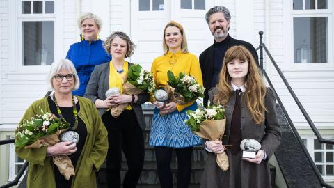Verðlaunahafar að lokinni athöfn. F.v. Sigrún Helgadóttir, rithöfundur, Brynhildur Heiðar- og Ómarsdóttir formaður Félags um Fjöruverðlaunin, Margrét Tryggvadóttir, rithöfundur, Linda Ólafsdóttir, teiknari og rithöfundur, Dagur B. Eggertsson, borgarstjóri og Fríða Ísberg, rithöfundur.