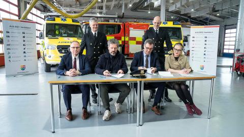 frá vinstri; Runólfur Pálsson, forstjóri Landspítalans, Birgir Finnsson varaslökkvistjóri, Dagur B. Eggertsson borgarstjóri og formaður stjórnar SHS,  Willum Þór Þórsson heilbrigðisráðherra,  Jón Viðar Matthíasson, slökkvistjóri og María Heimisdóttir forstjóri Sjúkratryggingar Íslands.