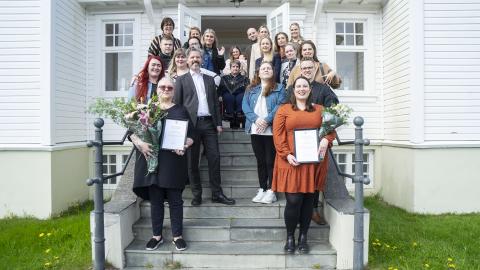 Hópurinn sem hlaut mannréttindaverðlaun Reykjavíkur vinstra megin og hópurinn sem fékk hvatningarverðlaun hægra megin ásamt borgarstjóra, mannréttindastjóra ofl. gestum.