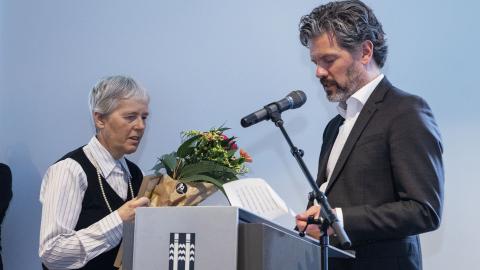 Dagur afhendir Elfu blómvönd við athöfnina í gær.