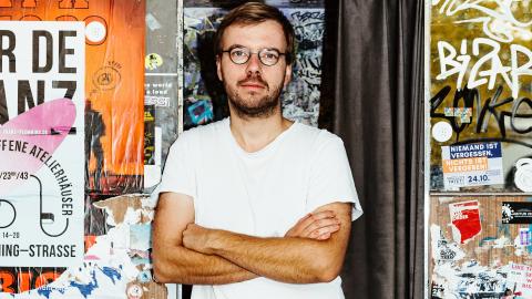 Rithöfundurinn Matthia Jügler stendur í dyrakarmi