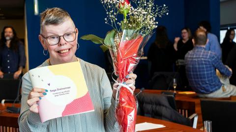 Steinunn Ása Þorvaldsdóttir með bæklinginn sinn.
