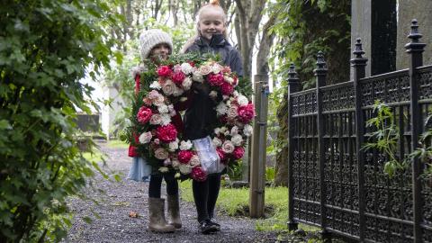 Stúlkurnar sem báru blómsveiginn eru Aría Björk Daníelsdóttir og Ronja Sif Matthíasdóttir