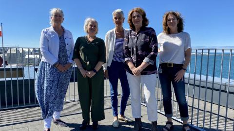 Vilborg Gunnarsdóttir, framkvæmdastjóri Alzheimersamtakanna, Berglind Magnúsdóttir skrifstofustjóri, Ragnheiður Ríkharðsdóttir, formaður samtakanna, Regína Ásvaldsdóttir, sviðsstjóri og Jórunn Frímannsdóttir, forstöðumaður Droplaugarstaða. 